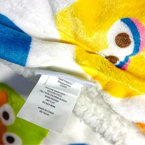 𝐒𝐞𝐬𝐚𝐦𝐞 𝐒𝐭𝐫𝐞𝐞𝐭 Heart Characters Plush Throw & Blanket - Picture 5 of 10